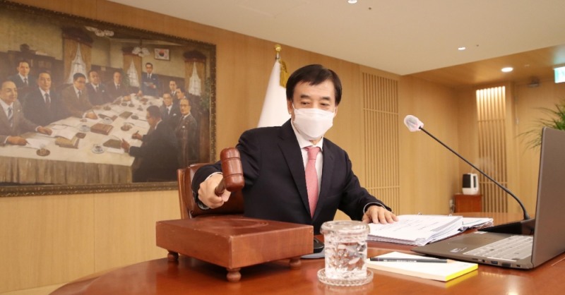 이주열 한국은행 총재가 25일 오전 서울 중구 한국은행에서 열린 금융통화위원회 본회의를 주재하며 의사봉을 두드리고 있다. (사진=한국은행 제공)