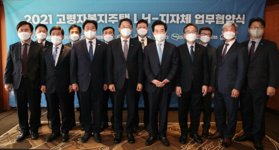 LH는 25일 서울시 중구 힐튼호텔에서 전국 9개 지자체와 함께‘고령자복지주택 공동추진을 위한 업무협약’을 체결했다.김현준 LH사장(사진 왼쪽 일곱 번째)을 비롯한 지자체 관계자들이 협약식 기념촬영을 하고 있다./ 사진 제공 = LH