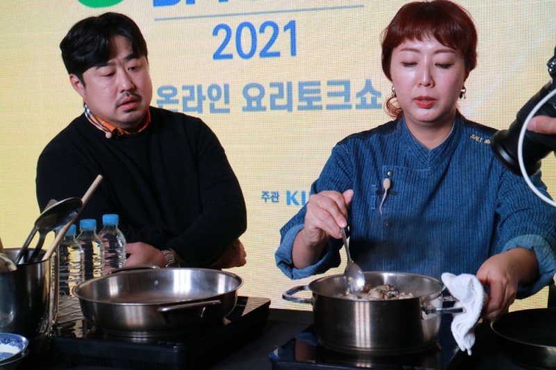 개그맨 강재준과  요리연구가 홍신애가 함께하는 온라인 ‘요리&토크쇼’