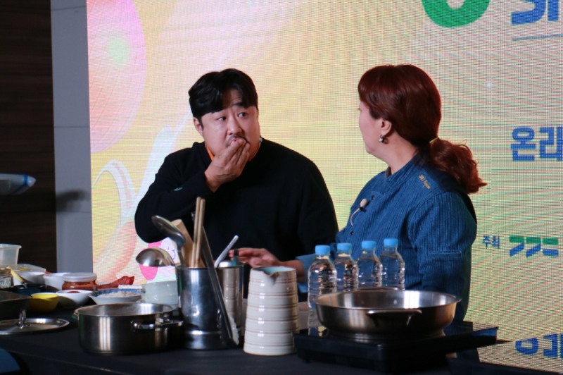 개그맨 강재준과 요리연구가 홍신애가 함께하는 온라인 ‘요리&토크쇼’