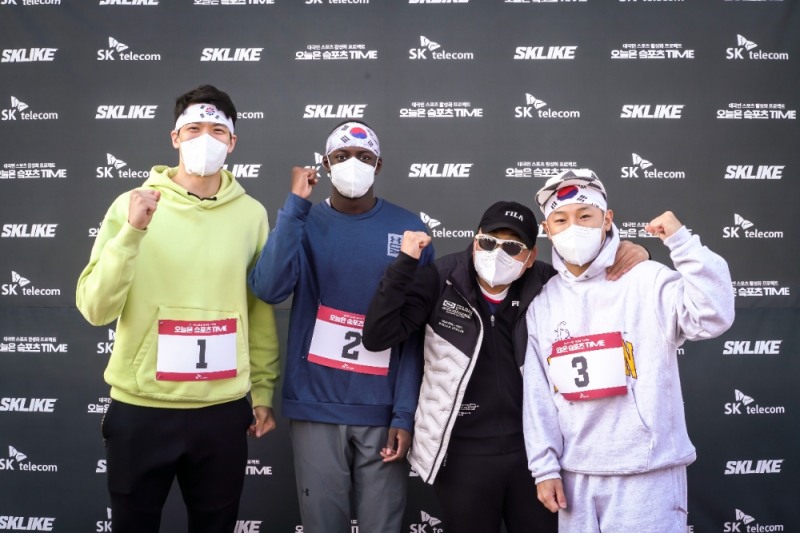 SK나이츠의 김선형 선수, 육상 유망주 비웨사 선수, 마라토너 이봉주 선수, 연예인 쇼리(왼쪽부터)/사진 제공 = SK텔레콤