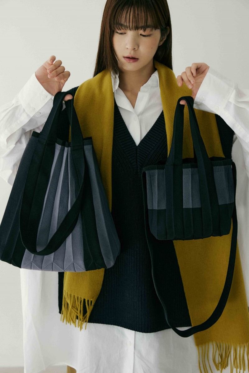 ▲ 플리츠마마 ‘러브부산’ 에디션 2종 (좌)투웨이 쇼퍼백 (우)미니 투웨이백