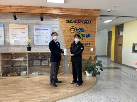 한국교통안전공단 조경수 기획본부장(왼쪽)과 김천 농소초등학교 어성천 교장(오른쪽)이 교실숲 현판 전달식 후 기념사진 촬영을 하고 있다./ 사진 제공 한국교통안전공단