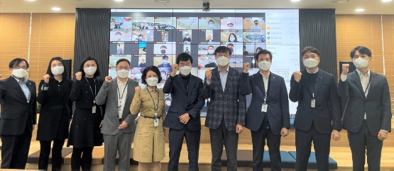 최운재 농협중앙회 디지털혁신실장(오른쪽에서 네번째)이 26일 농협 본관 스마트워크센터에서 열린 'RPA(로봇프로세스자동화) 확산 프로젝트' 보고회에서 참석자들과 함께 기념촬영을 하고 있다./ 사진 제공 = 농협중앙회