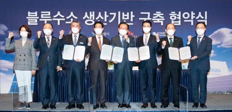 (왼쪽부터 한정애 환경부 장관, 홍남기 부총리 겸 기획재정부 장관, 김동일 보령시장, 양승조 충청남도지사, 김부겸 국무총리, 추형욱 SK E&S 대표이사, 김호빈 한국중부발전 사장, 문승욱 산업통상자원부 장관)