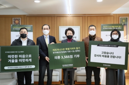 26일 오전 10시 30분 서울 중구 대한적십자사 서울사무소에서 열린 기부물품 전달식에서 참석자들이 기념 촬영을 하고 있다.(사진 왼쪽부터 이은혁 에스피엠컴퍼니 대표, 윤성호 대한적십자사 부회장, 서순희 한국패션산업협회 부회장(던필드그룹 회장), 김성찬 한국패션산업협회 전무, 정경아 이새에프앤씨 대표)./ 사진 제공 = 대한적십자사