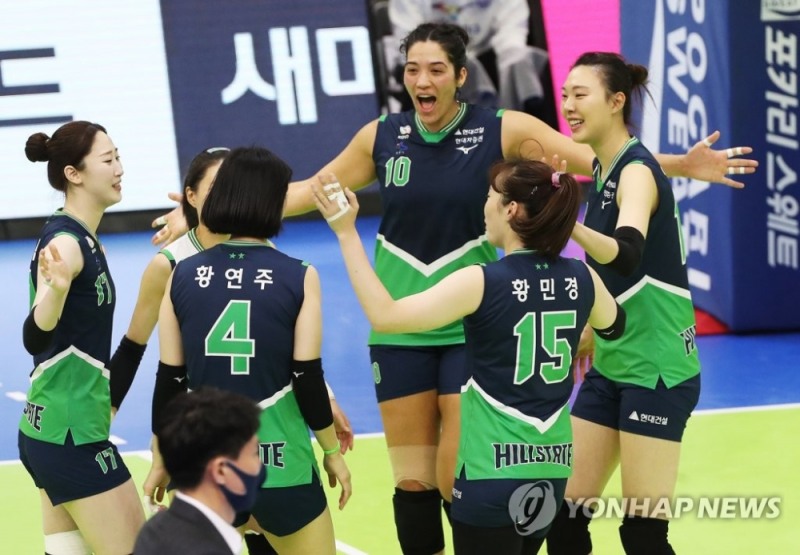 (수원=연합뉴스) 26일 경기도 수원실내체육관에서 열린 프로배구 V리그 여자부 현대건설 힐스테이트와 흥국생명 핑크스파이더스의 경기. 득점에 성공한 현대건설 선수들이 기뻐하고 있다.