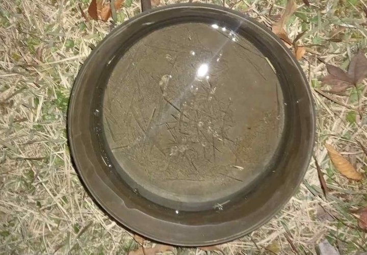 27일 오전 광주 북구 운암동 공식관측 지점에서 올 겨울 첫 얼음이 관측됐다. (사진=광주 기상청 제공)