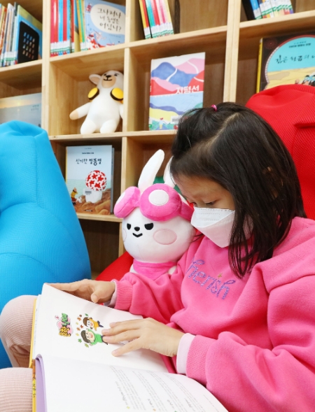 25일 운산 작은도서관 개관식 행사에서 (왼쪽 세번째부터)김수연 (사)작은도서관만드는사람들 대표, 윤도원 KB국민은행 충청지역영업그룹 대표, 김진영 KB국민은행 브랜드ESG그룹 대표, 맹정호 충청남도 서산시장, 이연희 충청남도 서산시의회 의장, 장우현 충청남도 서산교육지원청 교육장이 기념촬영을 하고 있다.