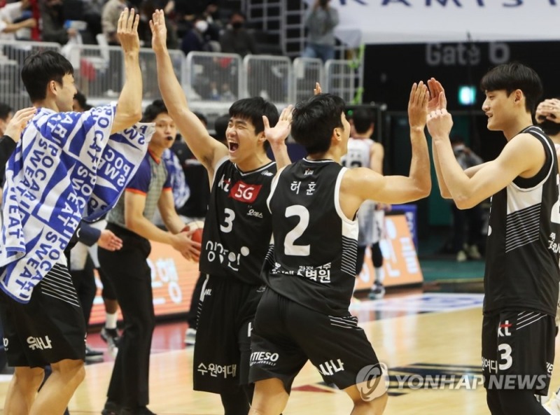 (수원=연합뉴스) 28일 경기도 서수원칠보체육관에서 열린 프로농구 수원 KT 소닉붐과 안양 KGC 인삼공사의 경기. 96대80으로 승리한 KT 선수들이 기뻐하고 있다.