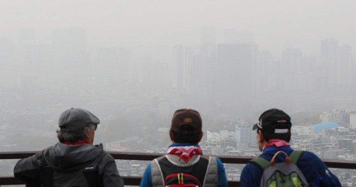 지난 21일 오후 서울 용산구 남산에서 바라본 도심이 미세먼지로 뒤덮여 뿌옇게 보이고 있다.
