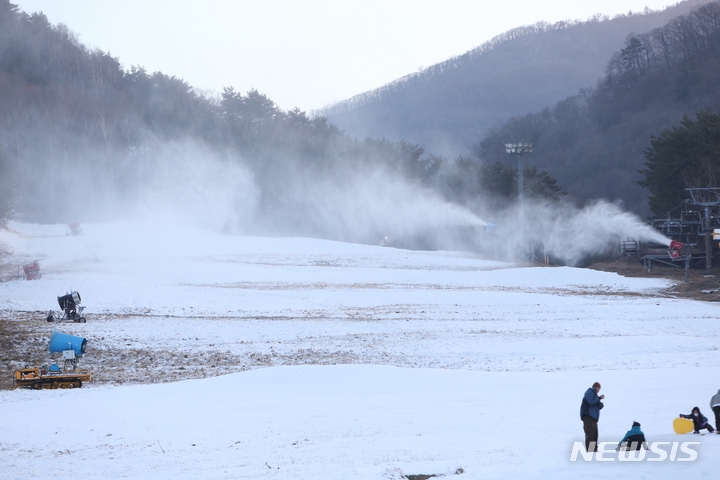 스키장 개장 첫날인 26일 오후 강원 평창군 대관령면 용평 리조트 슬로프가 제설기에서 뿌려지는 인공 눈으로 덮여지고 있다. 