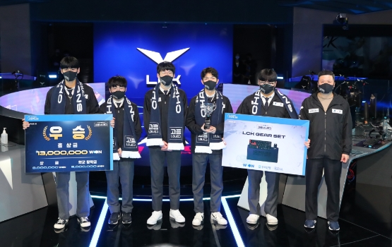 우리은행이 지난 27일 서울 종로구 롤파크에서 ‘우리WON뱅킹 고등LoL리그’ 결승전을 개최했다. 권광석(오른쪽) 우리은행장이 우승팀인 아현산업정보학교 학생들과 기념촬영을 하고 있다./ 사진 제공 = 우리은행