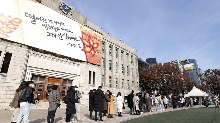 지난 28일 오후 서울시청 앞 서울광장 임시선별검사소에서 시민들이 검사를 받기 위해 기다리고 있다. 