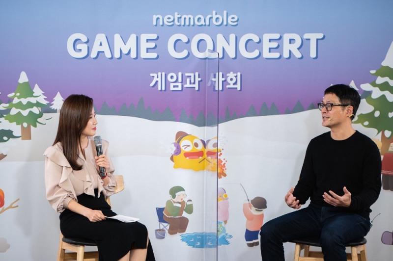 제11회 넷마블 게임콘서트에서 사회자 임희정 아나운서(좌)와 오인수 실장(우)가 질의응답하는 모습. (사진=넷마블 제공)