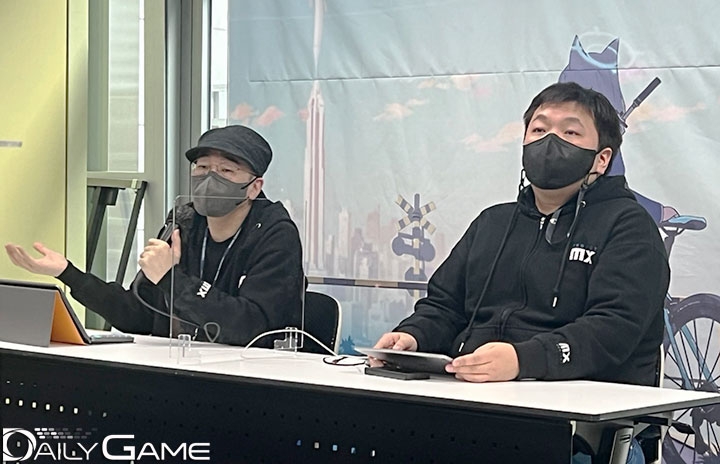 넷게임즈의 김용하 PD(좌)와 차민서 PD(우).