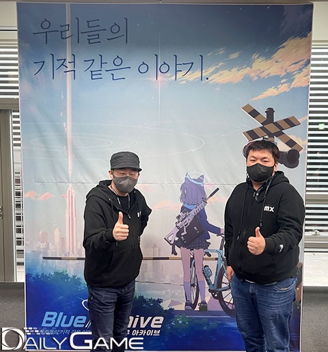 인터뷰가 끝난 뒤 포즈를 취하고 있는 넷게임즈의 김용하 PD(좌)와 차민서 PD(우).