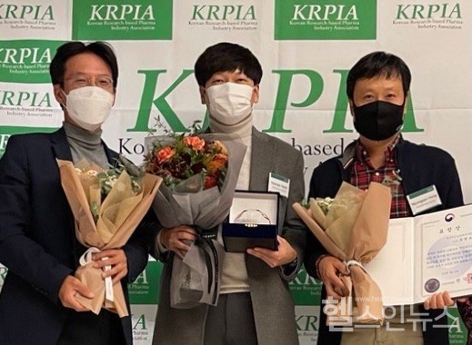 (좌측부터)2021KRPIA멤버스나이트’행사에참석한한국아스트라제네카김상표대표이사사장,염현진대외협력본부장,홍명표윤리경영
