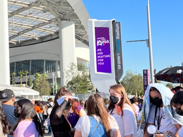 ‘퍼미션 투 댄스 온 스테이지’연계 한국관광 홍보 모습.