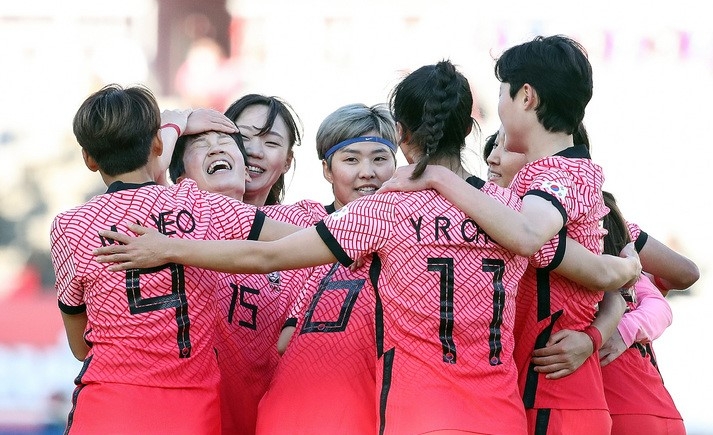 27일 오후 경기 고양종합운동장에서 열린 한국 여자축구대표팀과 뉴질랜드의 평가전 경기, 한국 임선주가 역전골을 넣은 뒤 동료들과 기뻐하고 있다.