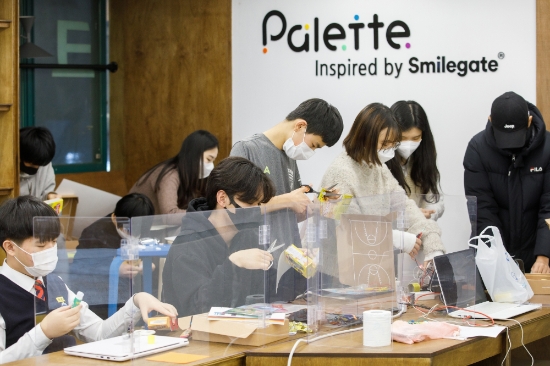 희망스튜디오 팔레트 커뮤니티에 참여한 아동 청소년들이 코딩 도구 M.A.P 툴팩을 사용하고 있는 모습.