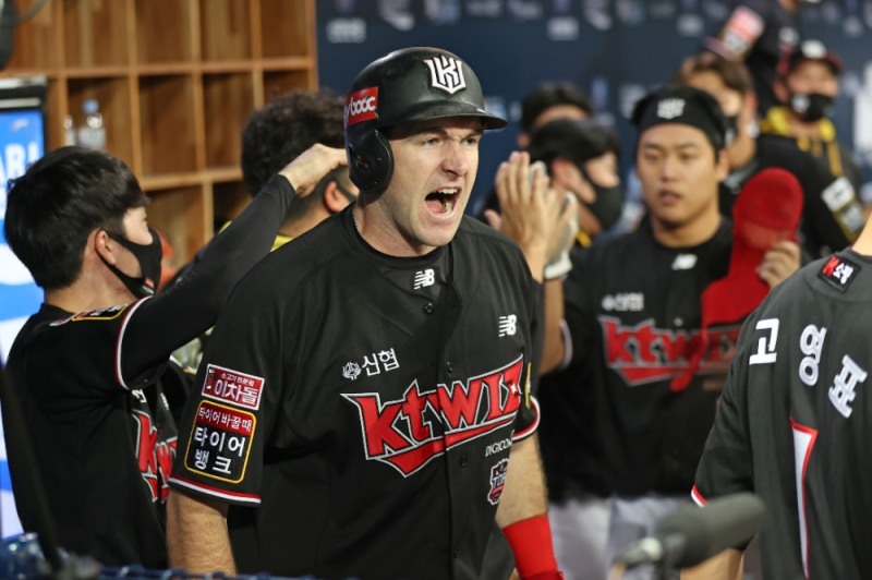 kt-두산의 한국시리즈 4차전에서 쐐기 2점홈런을 날린 호잉이 환호하고 있다.[자료사진]