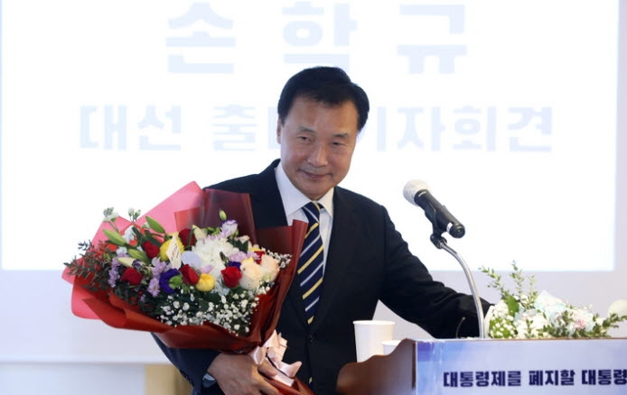 손학규 전 바른미래당 대표가 29일 서울 여의도 한 카페에서 제20대 대선 출마 선언을 마친 뒤 꽃다발을 받고 있다.뉴시스