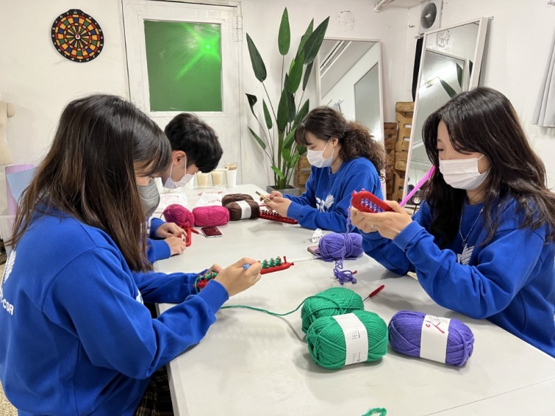 bhc치킨 ‘해바라기 봉사단’, 북한 아동 위한 목도리 제작 봉사 진행