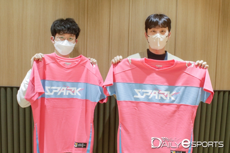 항저우 스파크 '미로' 공진혁 코치(왼쪽)와 박창근 감독.