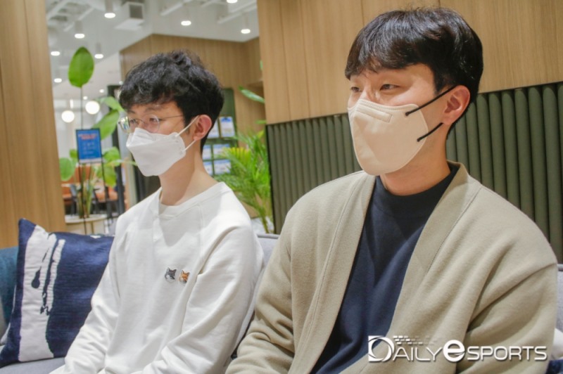 인터뷰 질문을 듣고 있는 공진혁 코치(왼쪽)와 박창근 감독.