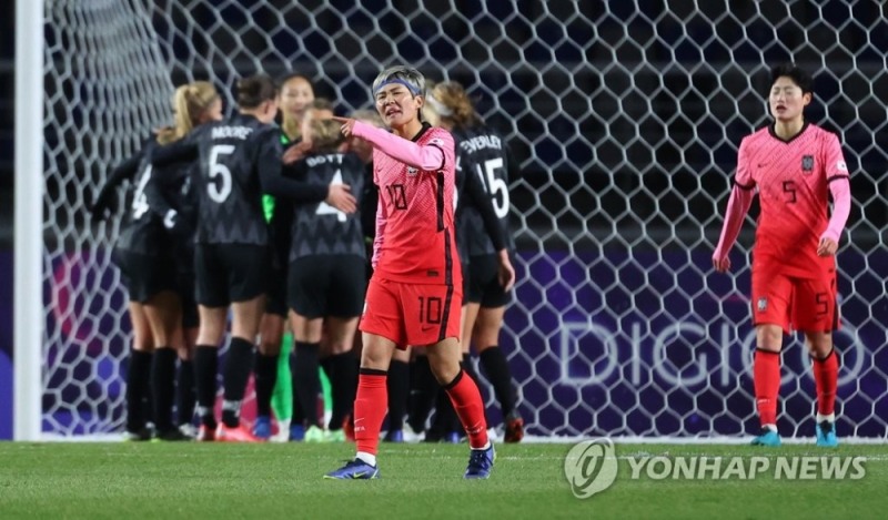 (고양=연합뉴스) 30일 경기도 고양종합운동장에서 열린 여자 축구 한국과 뉴질랜드의 친선경기 2차전에서 후반 뉴질랜드에게 두번째 골을 허용한 한국 선수들이 아쉬워하고 있다.