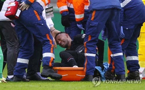 부상을 입은 네이마르가 들것에 실리고 있다.