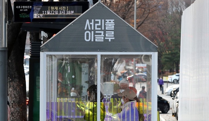 절기상 소설인 지난 22일 오후 서울 서초구 버스정류장에 설치된 한파대피소 '서리풀 이글루' 안에서 추위를 피해 버스를 기다리고 있다.