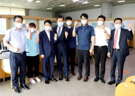 12월 1일 출범 5주년을 맞은 수협은행. 김진균 수협은행장은 고객접점인 영업현장에 우수인재를 전진 배치하고 본부 관리조직 축소와 업무간소화 프로세스를 구축해 의사결정 실행력과 업무효율성을 높이는데 주력하는 등 현장중심경영을 강화하고 있다.사진은 감천항지점을 찾아 현장경영을 실천하는 김진균 수협은행장(왼쪽 네 번째)의 모습./ 사진 제공 = Sh수협은행