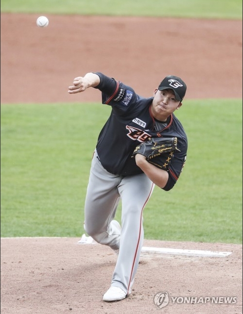 김민우는 2021시즌 국내 투수로는 공동 최다승인 14승을 올리면서 입단 7년만에 한화의 확실한 에이스로 우뚝 섰다.