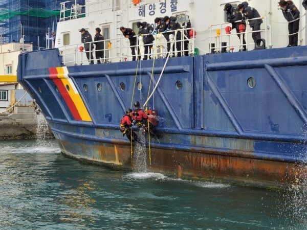 기름유출 가정한 파공부위 봉쇄 훈련 모습 (사진제공 = 여수해양경찰서)