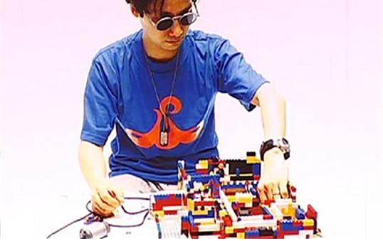 레고블록으로 레벨디자인하는 코지마 감독(트위터).