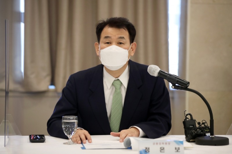 정은보 금융감독원장이 1일 서울 중구 프레지던트 호텔에서 열린 '금감원장-저축은행CEO 간담회'에서 발언을 하고 있다. (사진=뉴시스)