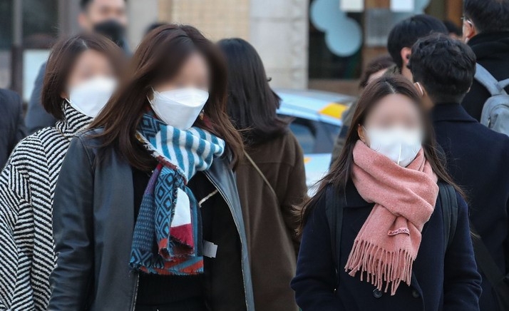 서울을 비롯한 수도권 지역이 영하권 날씨를 보인 지난달 24일 오전 서울 종로구 광화문역 인근에서 직장인들이 목도리를 두르고 출근하고 있다.