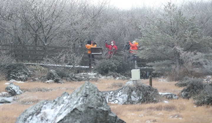 1일 오전 제주 한라산 1100고지 습지를 찾은 탐방객들이 활짝핀 눈꽃을 보며 즐거운 시간을 보내고 있다. 기상청에 따르면 이날 한라산 윗세오름은 수은주가 영하 7.5도까지 떨어지는 등 추위가 기승을 부렸다.