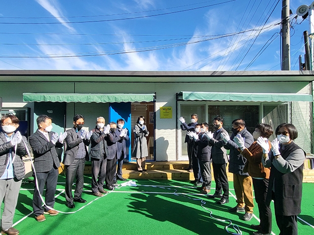 시티놀이터 12호점 현판 제막식 진행 후 기념사진 촬영을 하고 있다