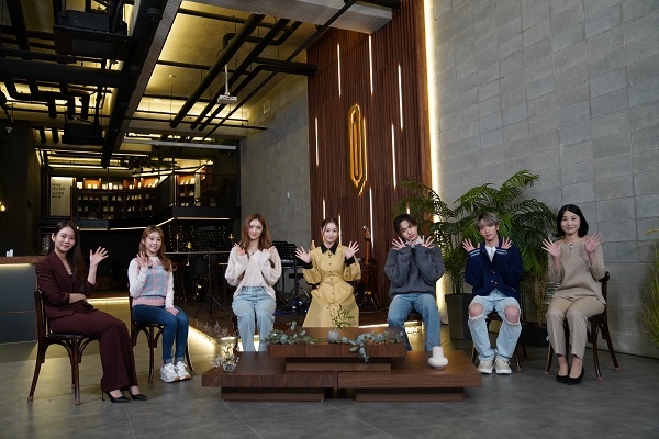 사진=화기애애한 ‘응답하라2021 – 한국드라마의 모든 것!’ 촬영 현장. (왼쪽부터) 한승연, 체리블렛(보라,메이), 김이경, 미래소년(리안, 박시영), 나리카와 아야