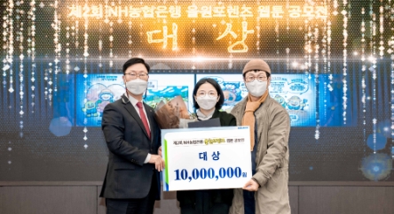 지난 1일 서울 중구 소재 NH농협은행 본사에서 진행된 제2회 '올원프렌즈 웹툰 공모전' 시상식에서 남재원 마케팅부문 부행장(사진 왼쪽)과 박혜인(30대) 대상 수상자(사진 가운데)가 함께 기념촬영을 하고 있다./ 사진 제공 = NH농협은행