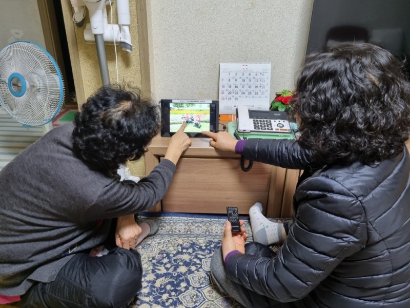 어르신들이 전자앨범으로 가족들의 사진을 보는 모습 (사진제공 =함평군)