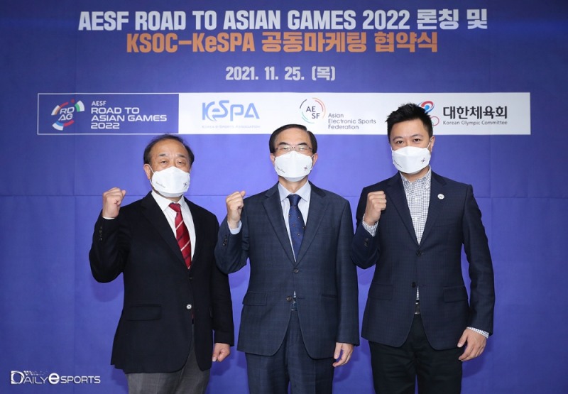 (왼쪽부터)김영만 한국e스포츠협회장, 조용만 대한체육회 사무총장, 세바스찬 라우 AESF 사무총장.