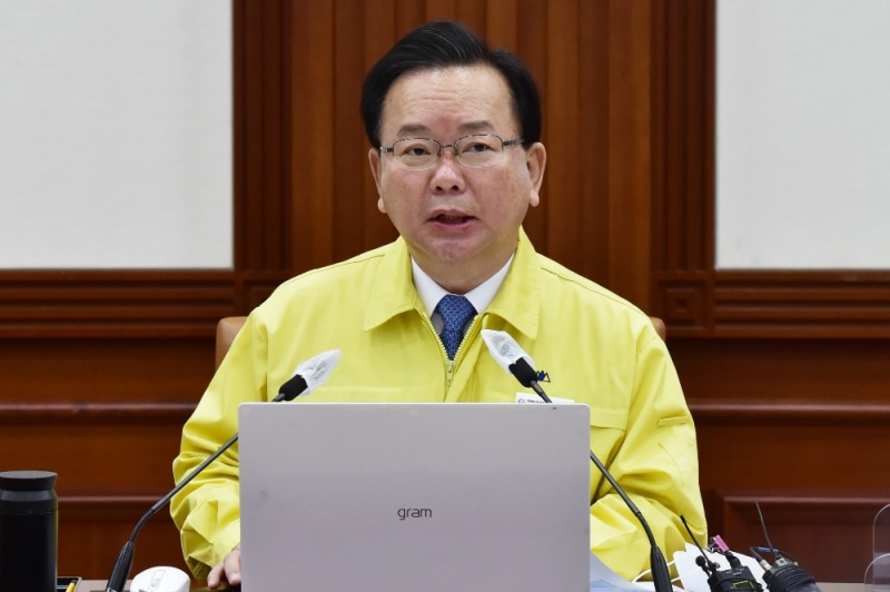 김부겸 국무총리가 3일 오전 서울 종로구 정부서울청사에서 열린 코로나19 대응 중앙재난안전대책본부(중대본) 회의에 참석해 발언하고 있다. (공동취재사진)