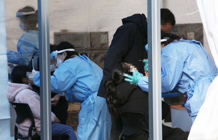 2일 오후 춘천시민들이 강원 춘천시 석사동 춘천종합체육회관 주차장에 설치된 코로나19 선별 진료소에서 진단검사(PCR)를 받고 있다. 춘천시는 이날 보건소 내 선별 진료소를 폐쇄하고 춘천종합체육관(호반체육관 맞은편) 주자창으로 선별 진료소를 이전했다.