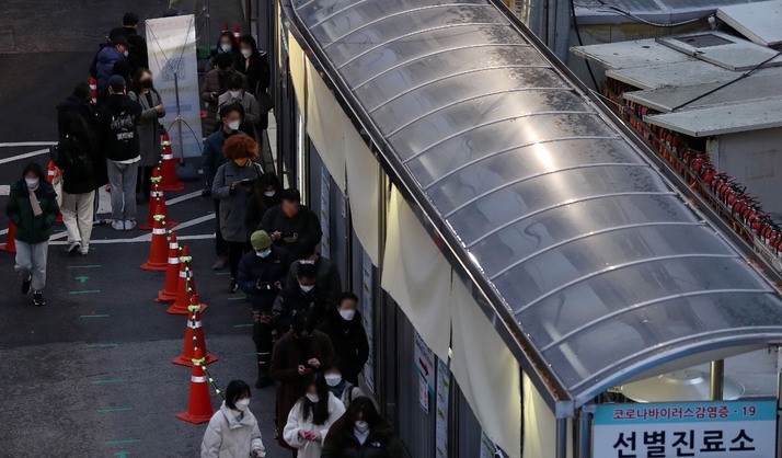 코로나19 신규 확진자가 5,266명으로 연일 최다를 기록한 2일 오후 서울 중구보건소 선별진료소에서 시민들이 검사를 받기 위해 대기하고 있다.