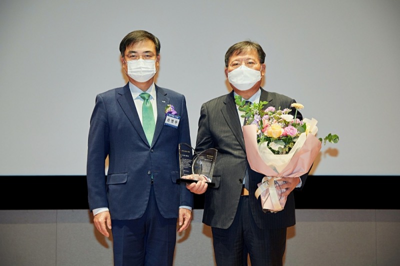 한국거래소 손병두 이사장이 풀무원 이효율 대표(올른쪽)에게 직접 ‘ESG 대상’ 상패를 수여후 기념촬영을 하고 있다.