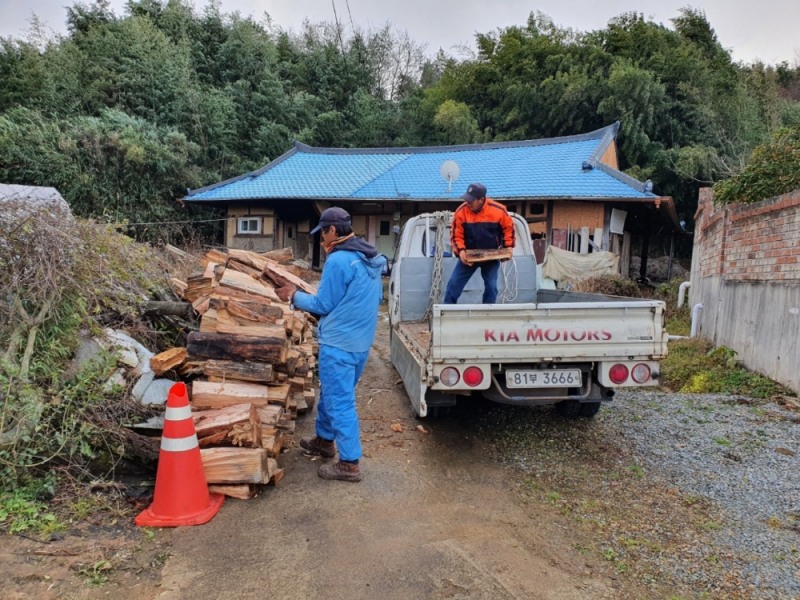 지난 1일 관내 어려운 이웃을 방문해 땔감을 전달하는 모습 (사진제공 = 함평군)